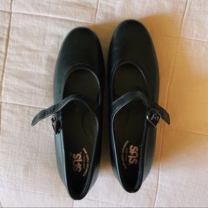 Mary jane style shoes